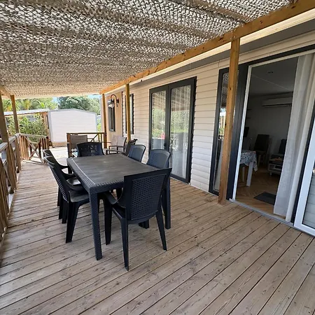 - 6 Personnes Dans Un Avec Piscine