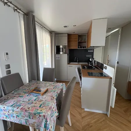 - 6 Personnes Dans Un Avec Piscine