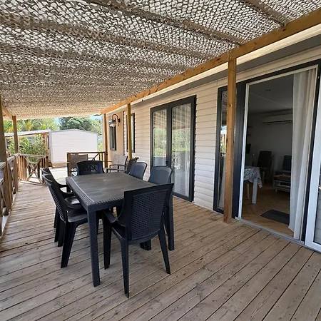 - 6 Personnes Dans Un Avec Piscine *