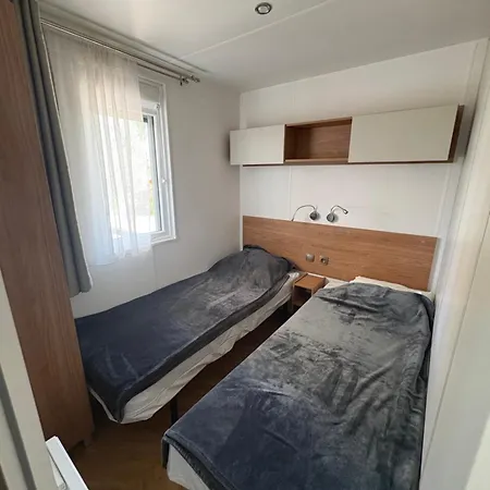 - 6 Personnes Dans Un Avec Piscine
